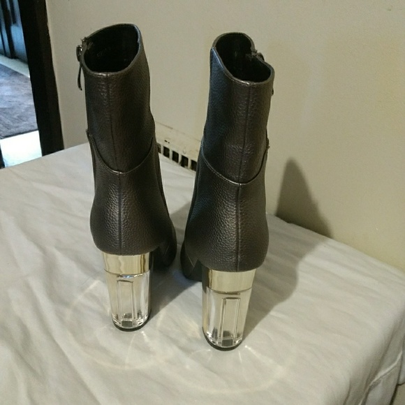 Cape Robbin - Picture 1 of 3